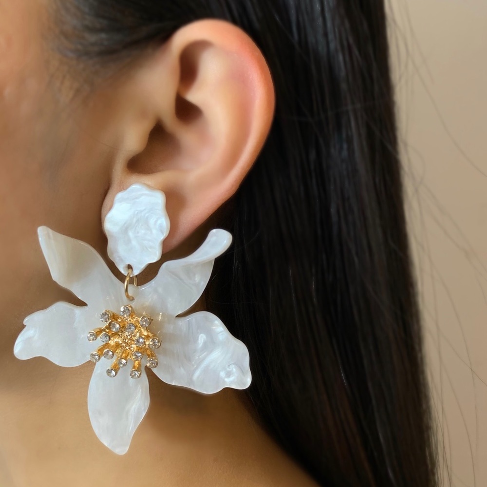 White acrylic flower drop fashion earrings